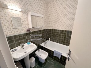 Hair dryer - Cozy Beachside House for 4 with Full Amenities & Parking (Arzon)