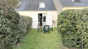 A house with a small garden, a door, and a window. - Cozy Beachside House for 4 with Full Amenities & Parking (Arzon)