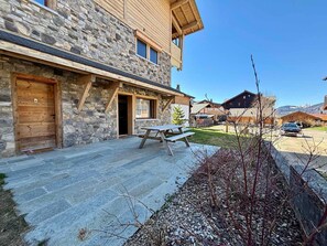 Outdoor dining - Modern apartment in village center, pets allowed (Notre-Dame-de-Bellecombe)