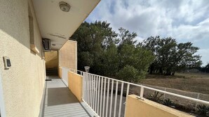Property grounds - T2 with pool, parking, pets allowed - Near Saint-Cyprien beach (Saint-Cyprien)