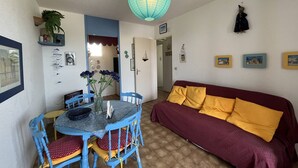 Living area - T2 with pool, parking, pets allowed - Near Saint-Cyprien beach (Saint-Cyprien)