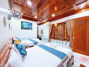 高级四人房 | 防过敏的被褥、羽绒被、记忆海绵床垫、特色装修