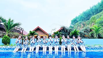 Hồ bơi ngoài trời, ghế dài tắm nắng