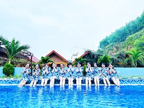Kolam renang outdoor, dengan kursi berjemur