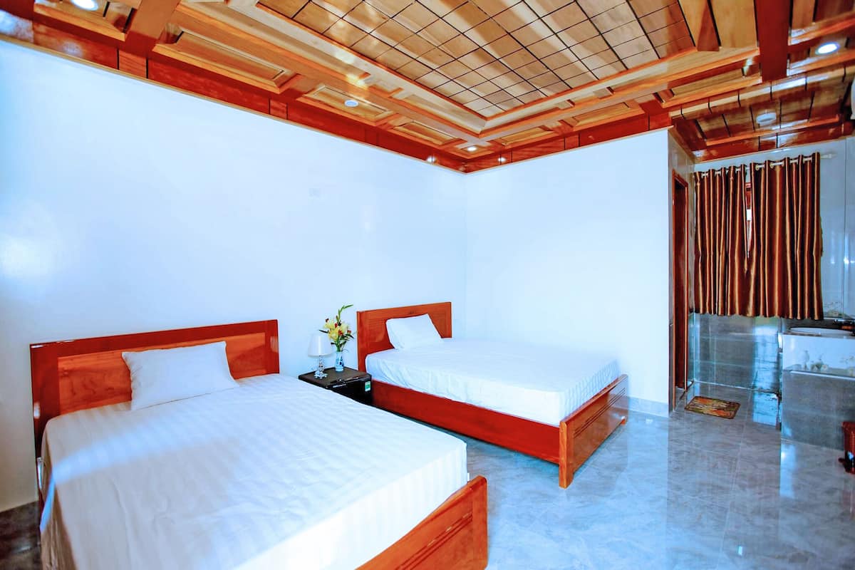 Superior Quadruple Room | 1 bedroom, hypo-allergenic bedding, down comforters, memory foam beds