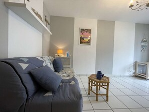 TV - Cozy apartment, pool, sleeps 4 (Châtelaillon-Plage)