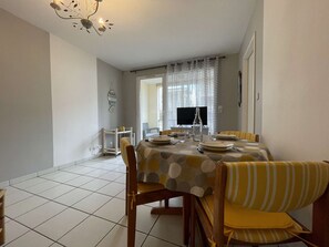 Dining - Cozy apartment, pool, sleeps 4 (Châtelaillon-Plage)