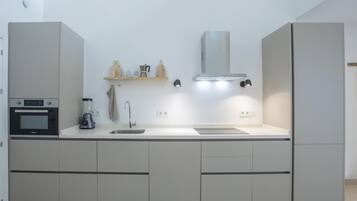 Refrigerador, microondas, lavavajillas y cafetera y tetera