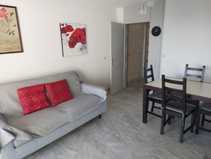 TV - 2-room apartment with balcony and parking, 250m from the beach (La Grande-Motte)