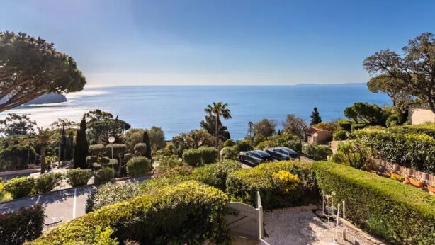 A coastal property with a view of the sea, manicured gardens, and parked cars. - Quiet apartment with pool and parking, near beach, for 4 people in Rayol-Canadel (Rayol-Canadel-sur-Mer)