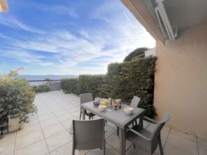 Outdoor dining - Quiet apartment with pool and parking, near beach, for 4 people in Rayol-Canadel (Rayol-Canadel-sur-Mer)