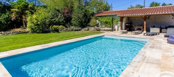 Air-conditioned caravan with pool and garden