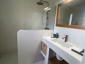 Towels - Charming House with Private Garden, Shared Pool, Near Golf and Beach (Pals)
