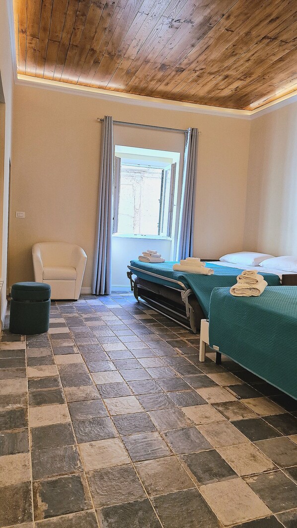 Comfort vierpersoonskamer | 1 slaapkamer, een kluis op de kamer, geluiddichte muren, gratis wifi