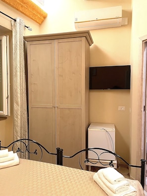 In-room safe, soundproofing, free WiFi, bed sheets