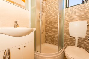 Douche, sèche-cheveux, serviettes fournies, papier toilette