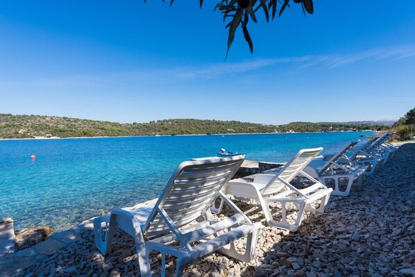 Plage, chaises longues