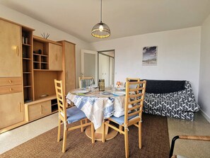 Dining - 2-room apartment 4 pax, sea view, secure parking (Carnac)