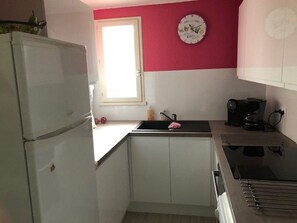 Microwave, oven, stovetop, dishwasher - Semi-detached villa for 6 with pool, parking, aircon (Cap d'Agde)