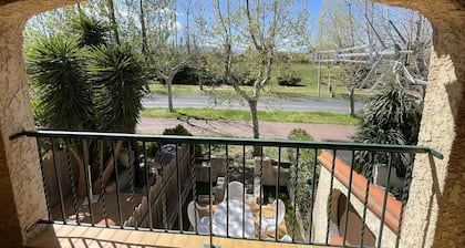 Villa de 3 piezas con garaje, 6 plazas. A 500m de la playa con piscina, admite mascotas.