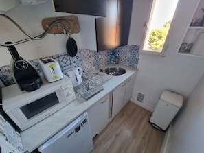 A compact kitchen with a microwave, toaster, kettle, sink, and a small refrigerator. - Studio for 4 people with terrace 300m from the beach (Collioure)