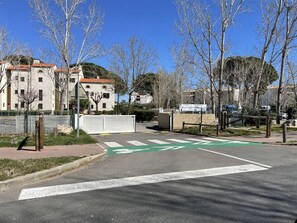 Property grounds - Mezzanine studio for 4, pets allowed, secure parking, near shops (Saint-Cyprien)