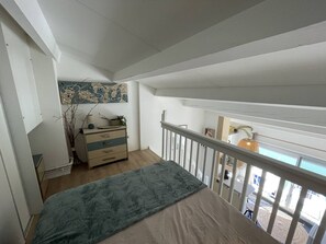 Room - Mezzanine studio for 4, pets allowed, secure parking, near shops (Saint-Cyprien)