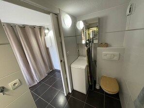 Bathroom - Mezzanine studio for 4, pets allowed, secure parking, near shops (Saint-Cyprien)