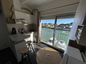 Fridge, microwave, stovetop - Mezzanine studio for 4, pets allowed, secure parking, near shops (Saint-Cyprien)