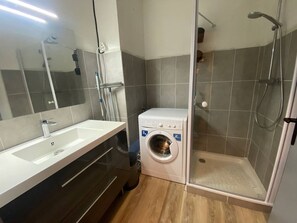 Bathroom - Renovated 2BR apt, 6 ppl, sea view, parking, balcony, near beaches (Le Barcarès)