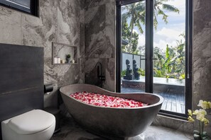 Superior-Villa | Badezimmer | Badewanne und Dusche (separat), Komfortbadewanne, Regendusche