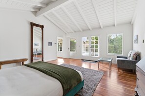 4 bedrooms, desk, travel cot, WiFi