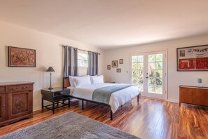 4 bedrooms, desk, travel crib, WiFi