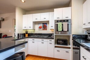 冰箱、微波炉、烤箱、炉灶