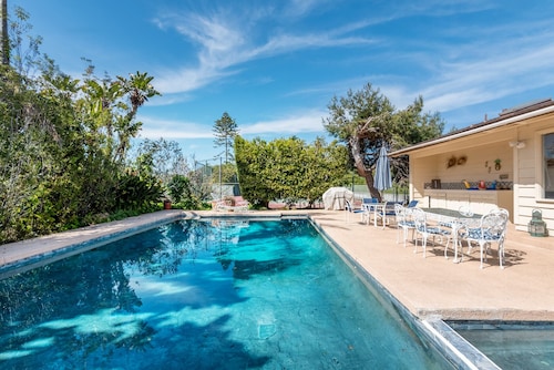 Pool, Foosball, Pool Table, Basketball Family Friendly, blocks from the beach!