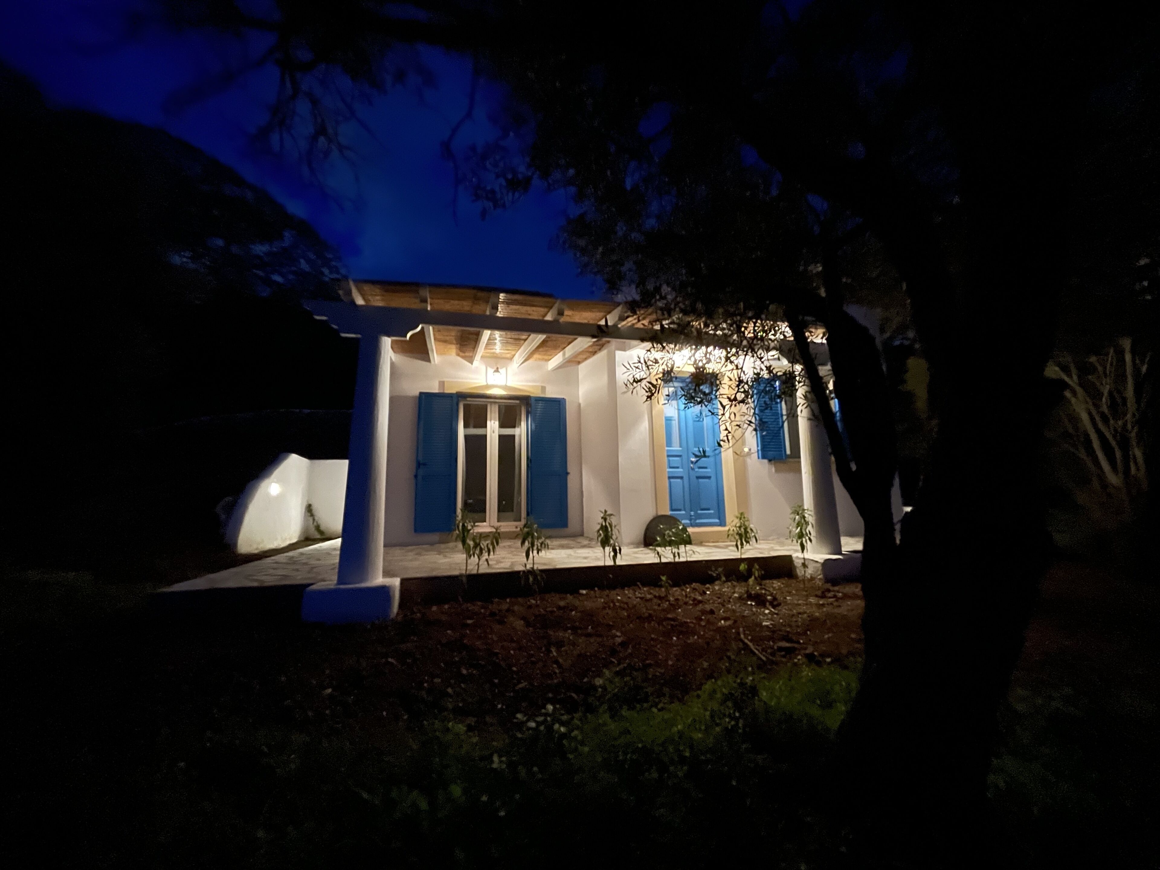 Ein Haus mit Veranda, Tür und Fenster.