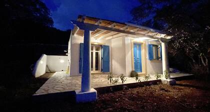 Small Greek Villa in Krithoni 5 minutes from beach and Agia Marina
