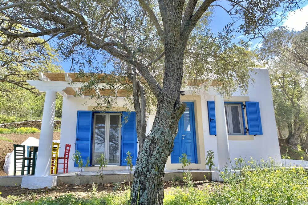 Small Greek Villa in Krithoni 5 minutes from beach and Agia Marina