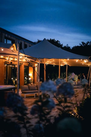 Espacio para trabajar con laptop y sistema de insonorización