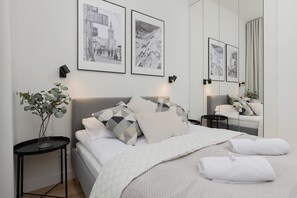 2 bedrooms, iron/ironing board, WiFi, bed sheets - Stylish Apartment in the Center | Balcony and Workspace (Warszawa)
