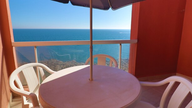 Unclassified image, 1 of 19, button - Studio cabin with sea view, private parking (Sète)