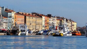 A waterfront with colorful buildings and boats docked along the shore. - Studio cabin with sea view, private parking (Sète)