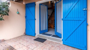 A building with two blue doors and a tiled entrance. - Cozy Maisonette 300m from Beach in Biscarrosse – Sleeps 4, Terrace, Parking (Biscarrosse)