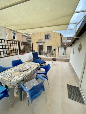 Outdoor dining - Francesca's house with terrace in central Ortigia (Siracusa)
