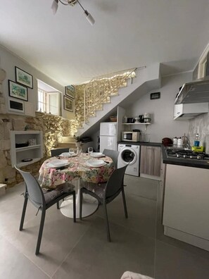 Fridge, microwave, stovetop, coffee/tea maker - Francesca's house with terrace in central Ortigia (Siracusa)