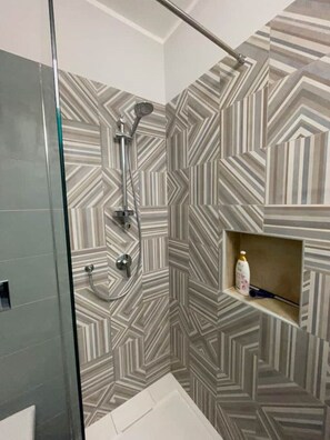 Shower, hair dryer, bidet, towels - Francesca's house with terrace in central Ortigia (Siracusa)