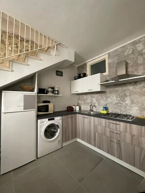 Fridge, microwave, stovetop, coffee/tea maker - Francesca's house with terrace in central Ortigia (Siracusa)