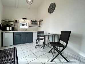 Fridge, microwave, dishwasher, coffee/tea maker - Cozy 3-room retreat in Brée for 4, near beach, wifi included (La Brée-les-Bains)