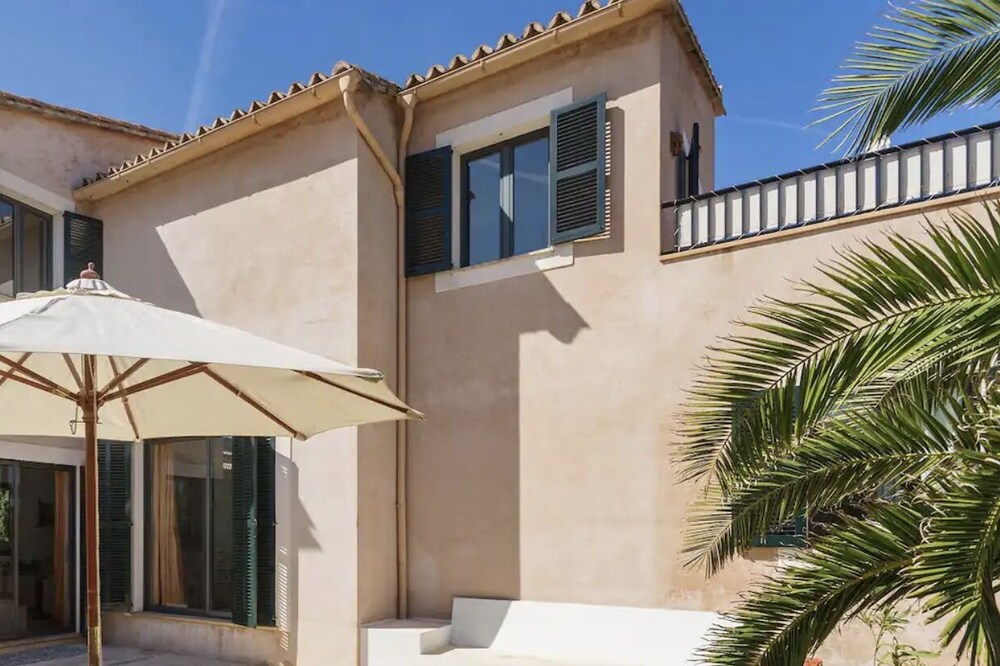 Magnificent Architect's house 5 minutes walk from the beach!
