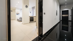 Een modern interieur met een keuken, een eetruimte en een woongedeelte.